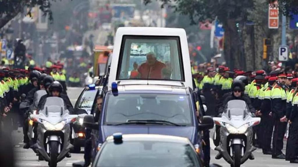 El papa durante su traslado hacia la Sagrada Familia en su visita a España en 2010.