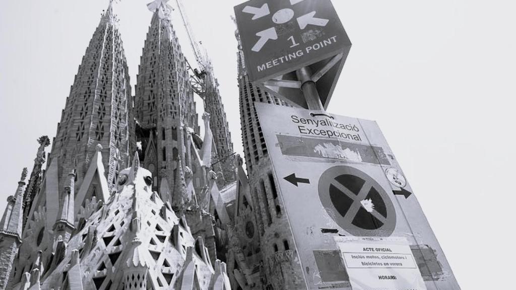 Señalización de la visita del Papa en la Sagrada Familia, en Barcelona.