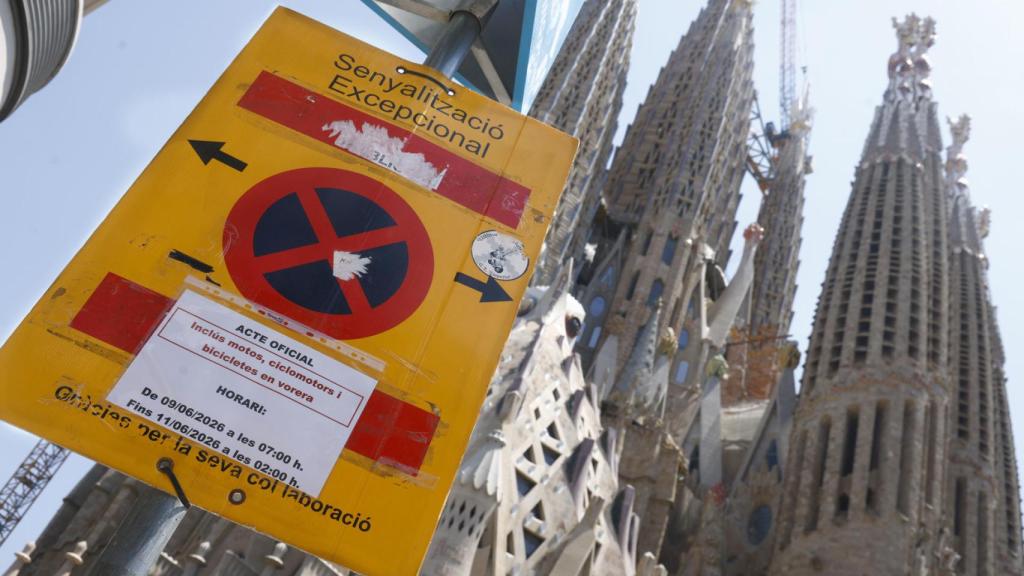 Señal de tráfico ante la Sagrada Familia en Barcelona, con restricciones especiales por la llegada del Papa.