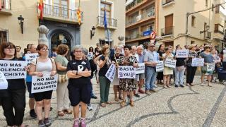 La concentración este martes por la tarde en protesta por el asesinato de la mujer de Callosa de Segura.