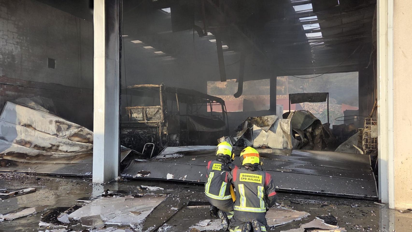 La nave afectada por el incendio en Vélez-Málaga.