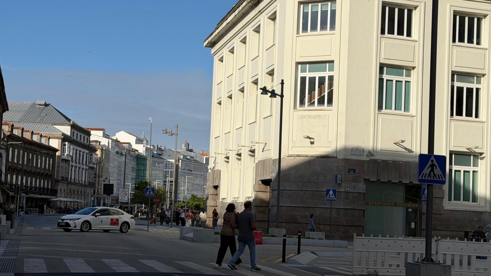 Un taxista realizando una maniobra en el medio de la carretera para acceder al Obelisco