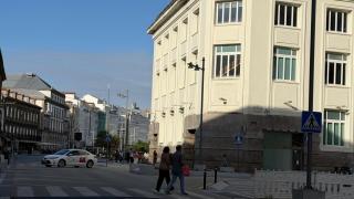 Un taxista realizando una maniobra en el medio de la carretera para acceder al Obelisco
