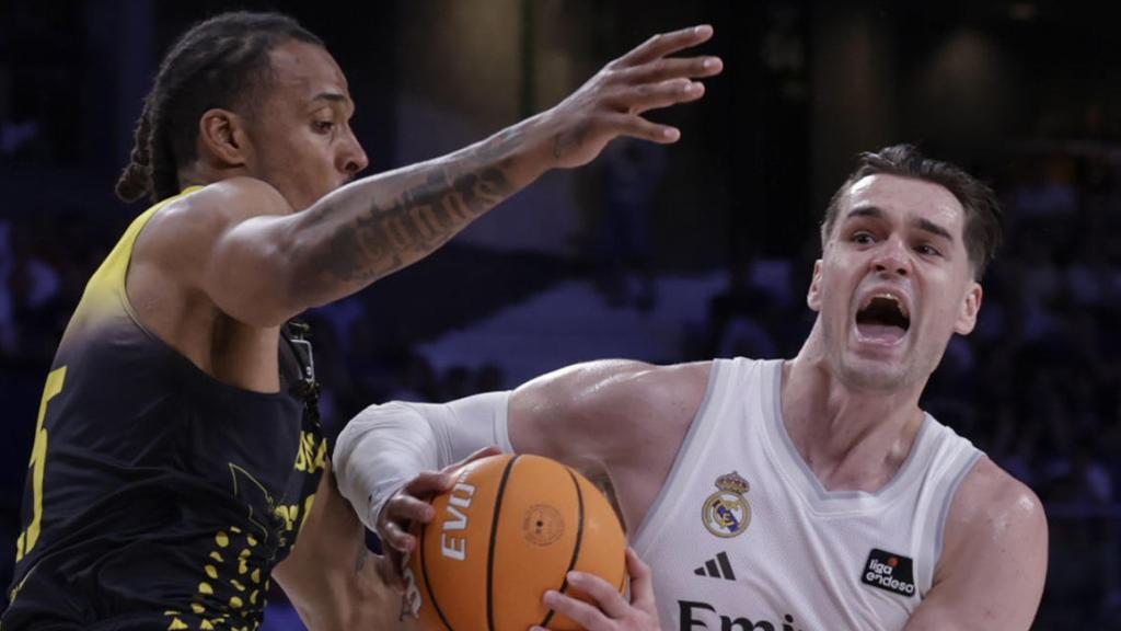 Mario Hezonja intenta derrotar a Kevin Yebo.
