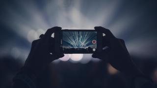 Una persona graba un vídeo durante un concierto