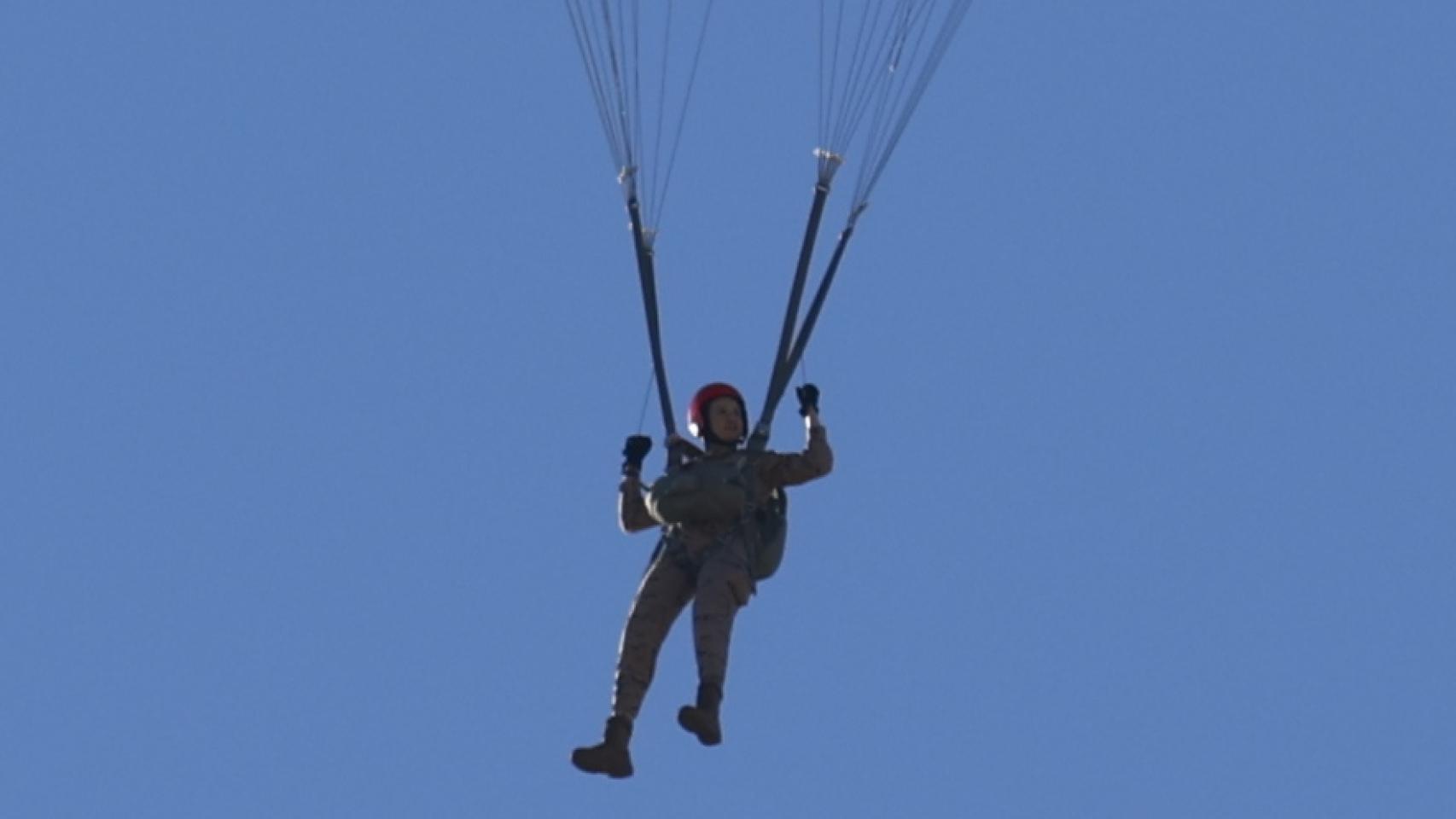 Leonor justo antes de saltar del avión. 