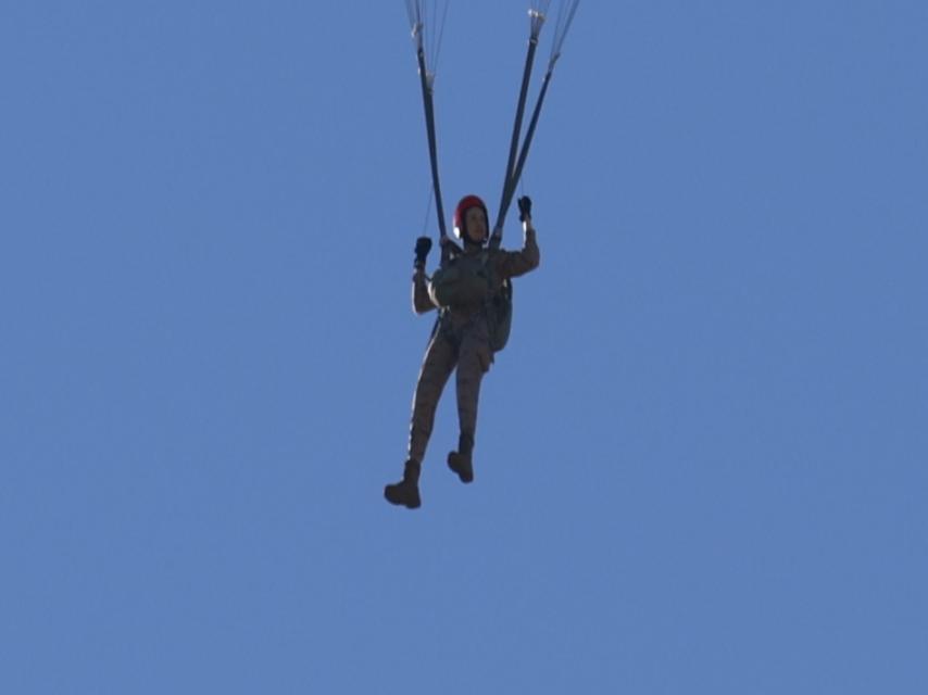 Leonor durante su primer salto de paracaidismo.