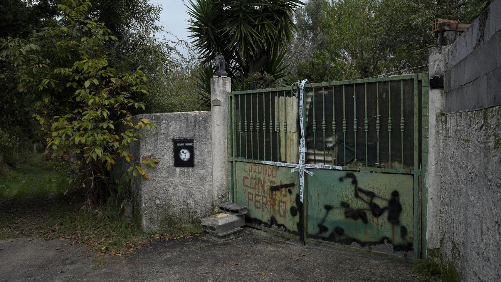 Puerta de la casa en la que ocurrió el crimen de Baiona. 