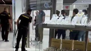 La joyería José Luis, tras ser atracada en La Vaguada este martes.