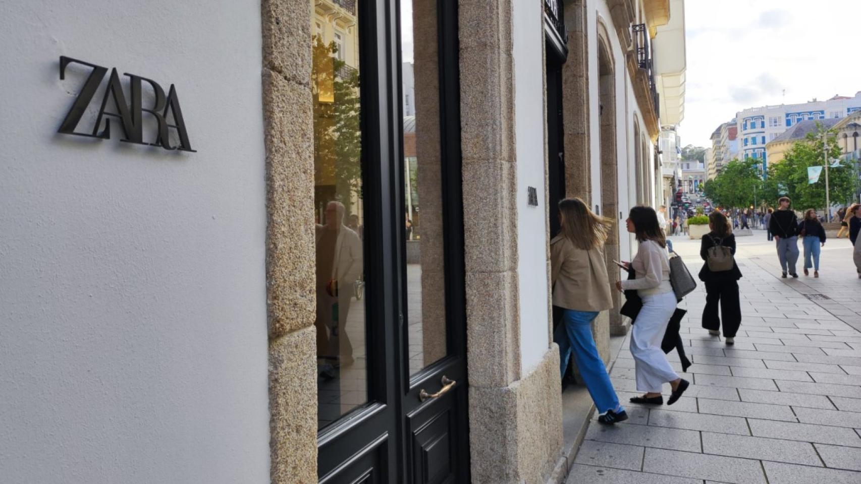 Entrada a la tienda Zara de la calle Compostela en A Coruña.