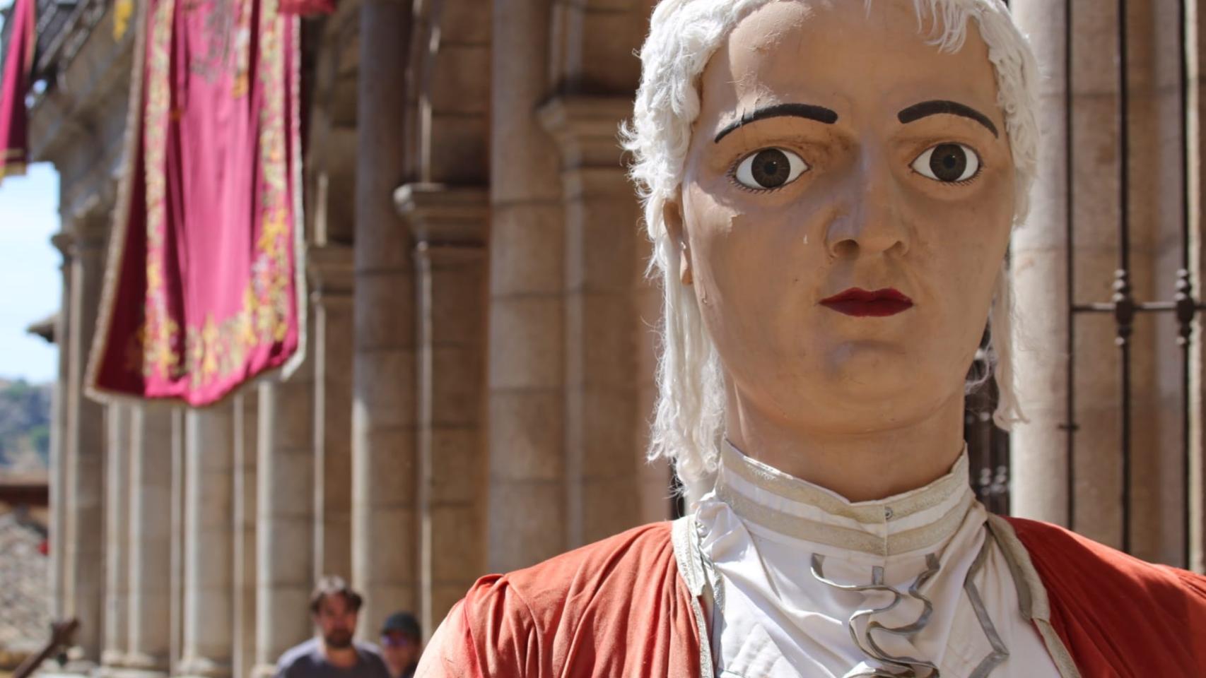 Uno de los gigantones que recorren las calles de Toledo antes de la procesión del Corpus.