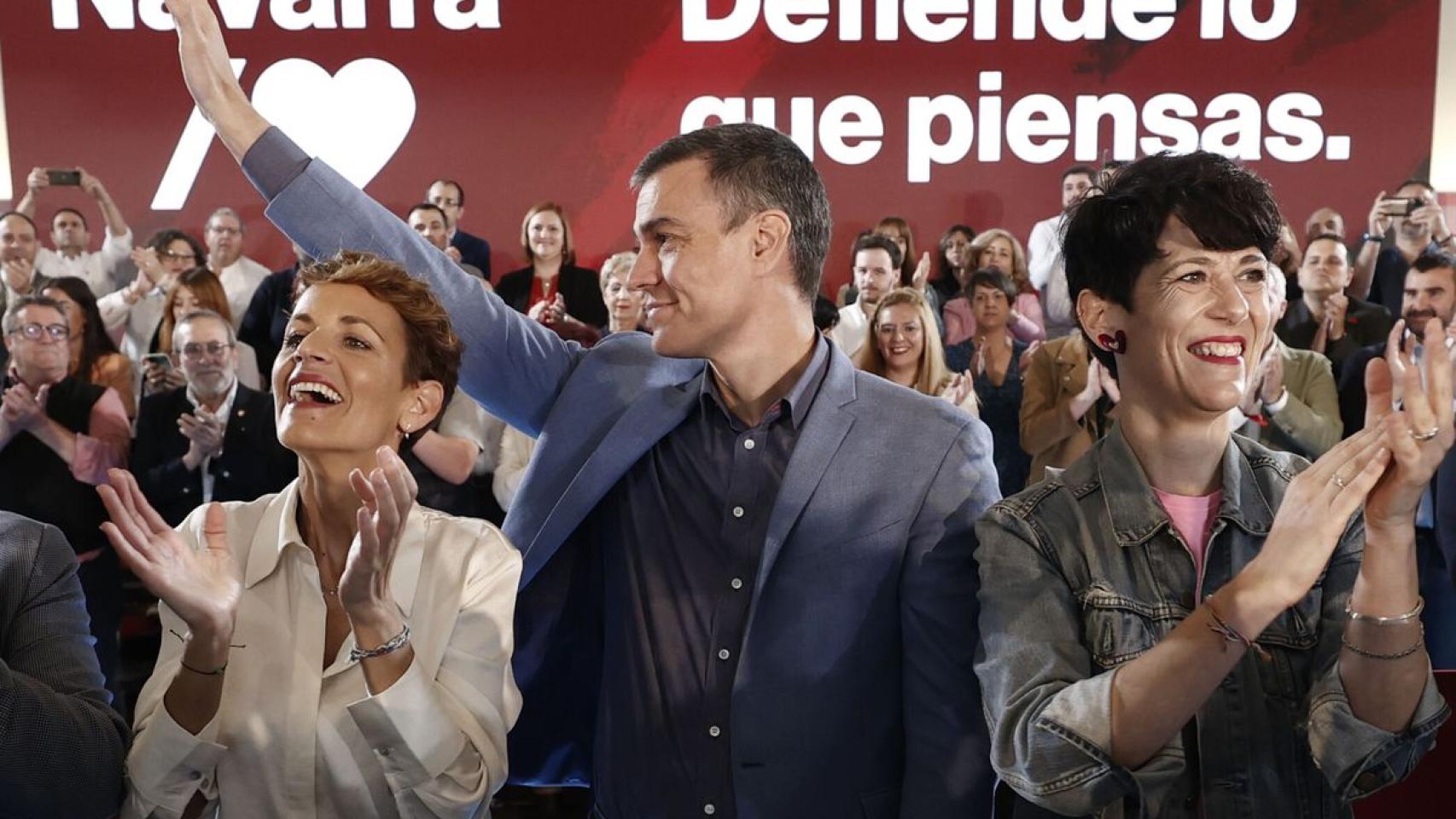 Elma Saiz, junto al presidente del Gobierno, Pedro Sánchez, y María Chivite.