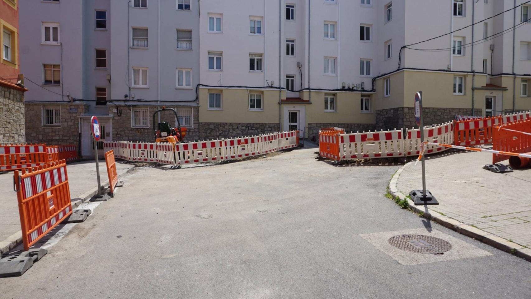 Obras en la calle Tomás Fábregas en el barrio coruñés de Labañou
