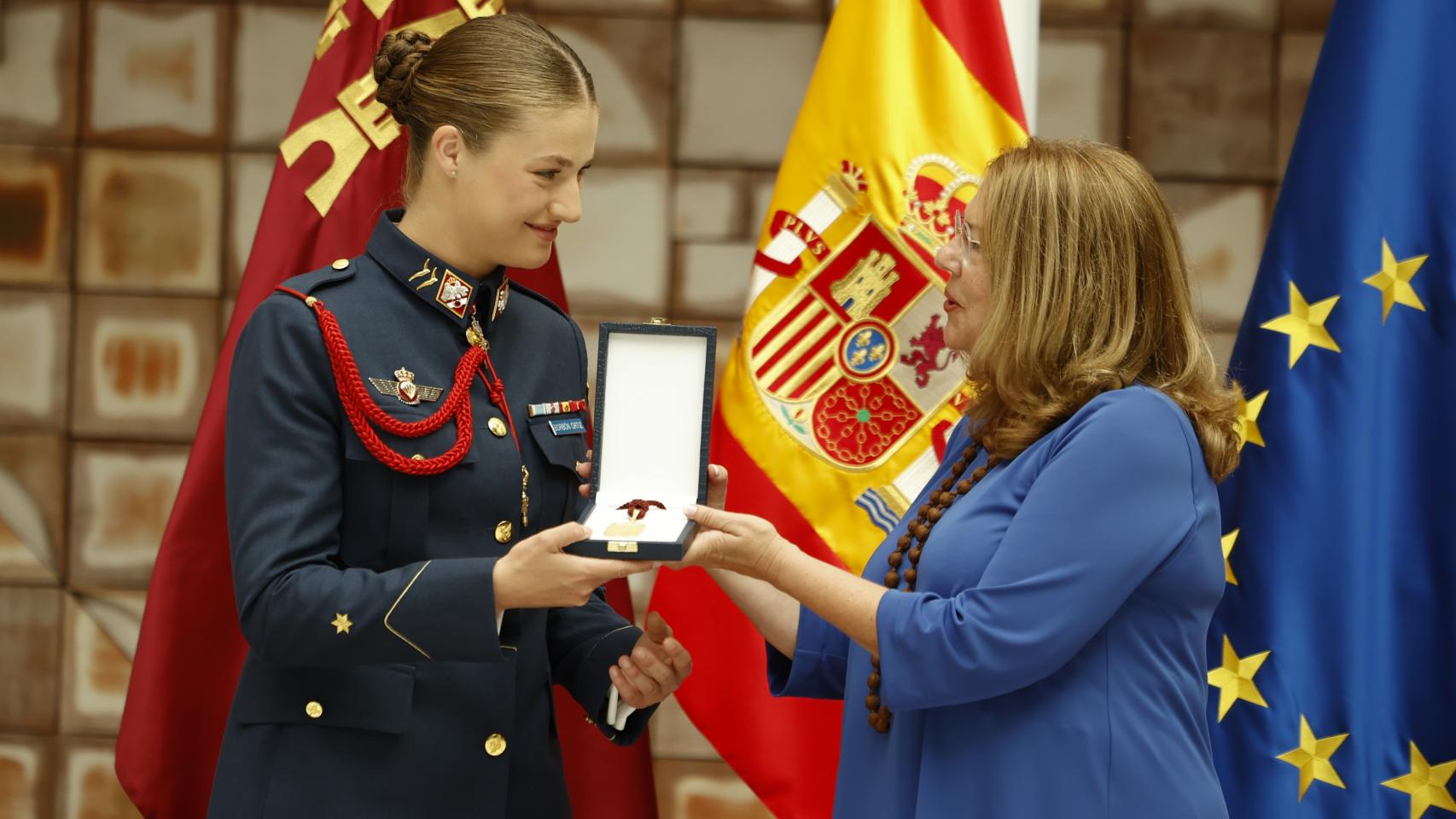 La princesa Leonor recibe la Medalla de Oro de la Asamblea de Murcia de manos de la presidenta Visitación Martínez.