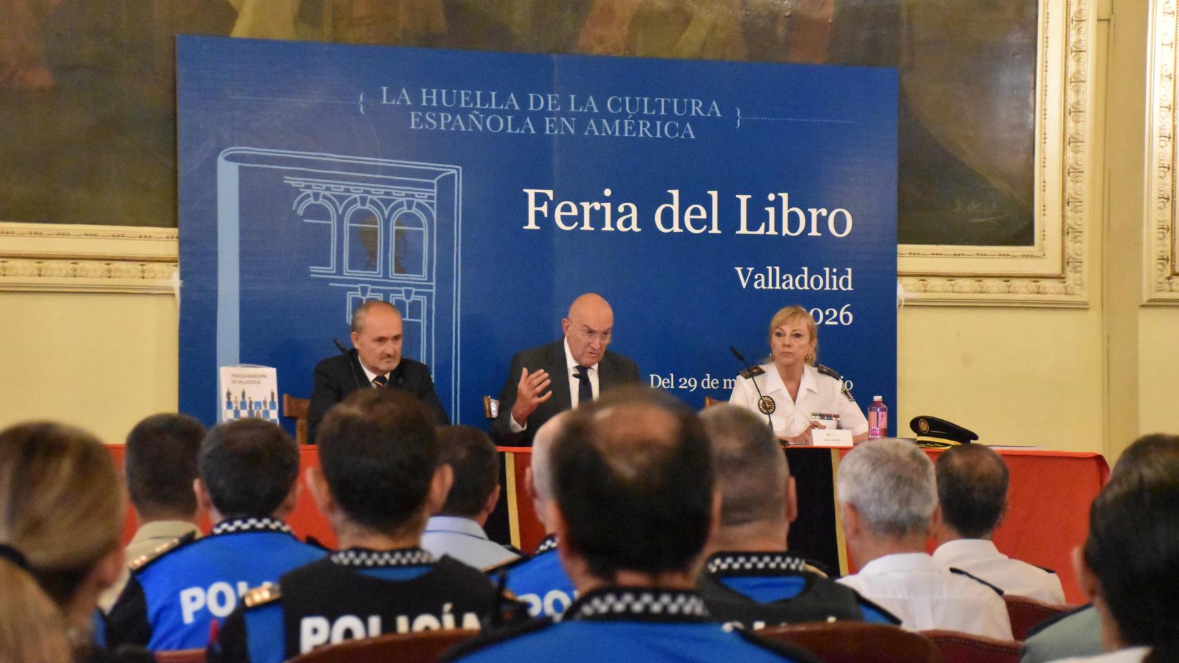 Alberto Cuadrado Toquero, Jesús Julio Carnero y Julia González durante la presentación del libro 'Policía Municipal de Valladolid, 200 años. 1826-2026'.
