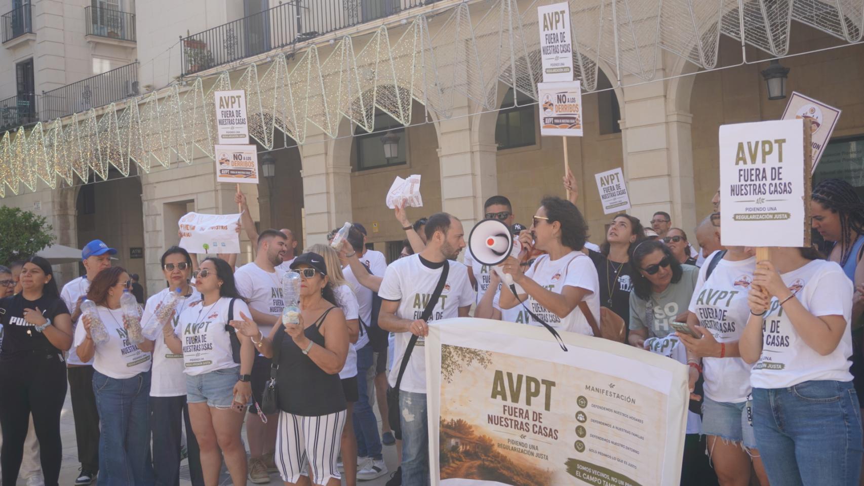 Afectados manifestándose esta mañana frente al Ayuntamiento.