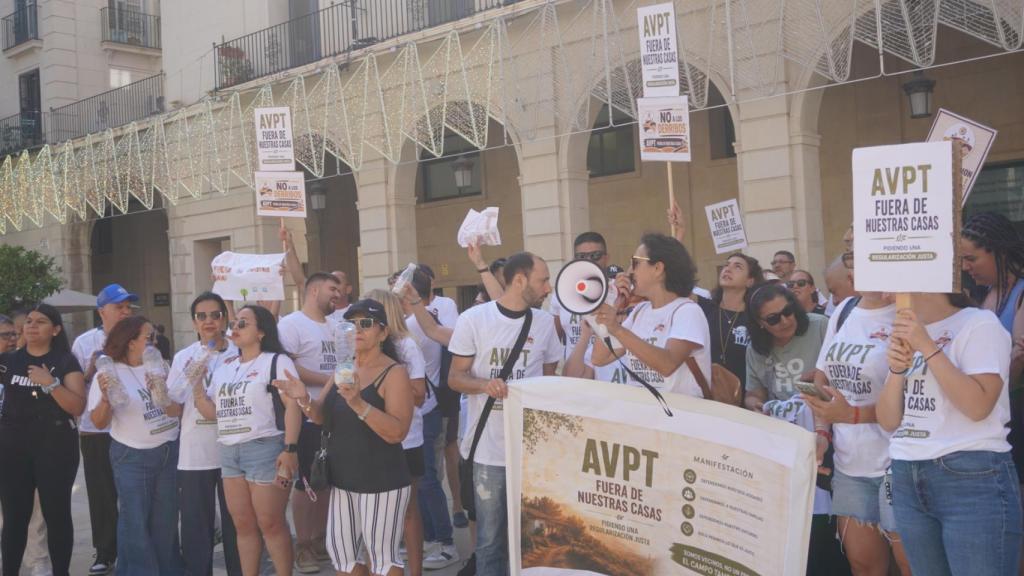 Afectados manifestándose esta mañana frente al Ayuntamiento.