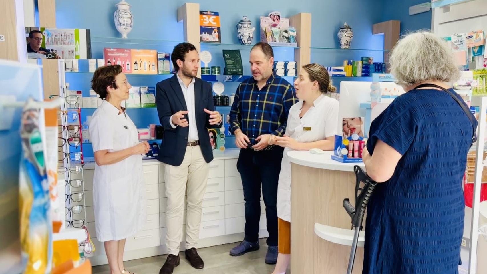 Claver durante su visita a la farmacia de Almunia de San Juan.
