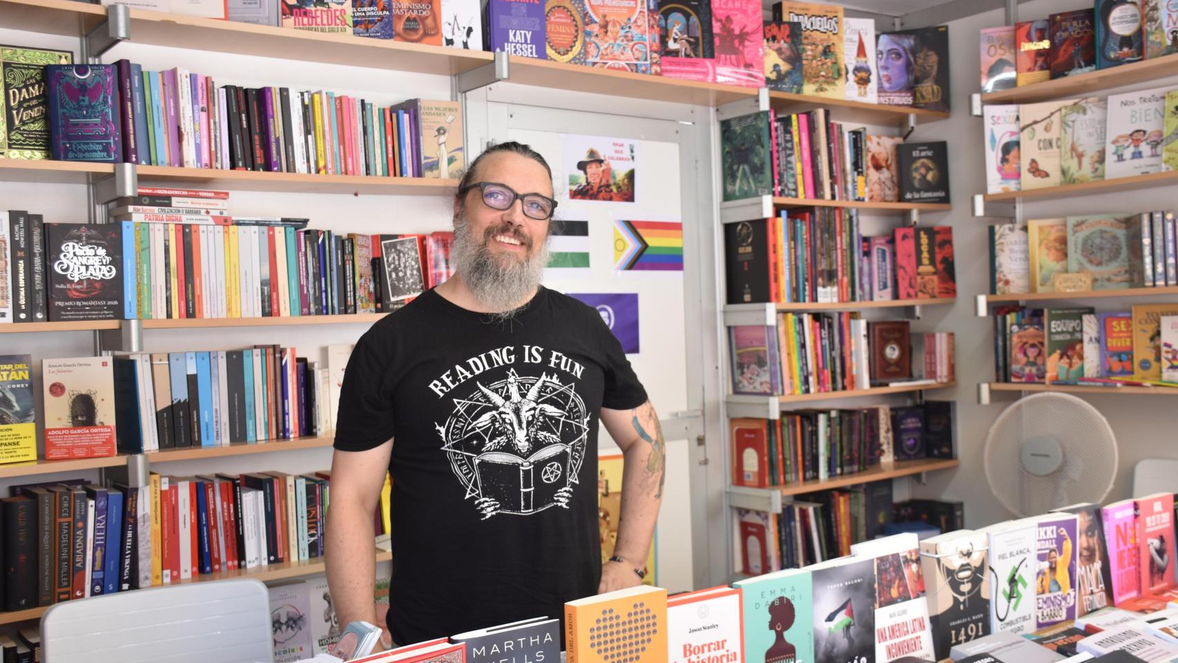 Gustavo Arranz, copropietario de Akelarre Librería Café, en su puesto en la Plaza mayor.