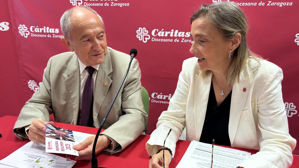 Carlos Gómez y África Navarro en la presentación de la Memoria de Cáritas 2025
