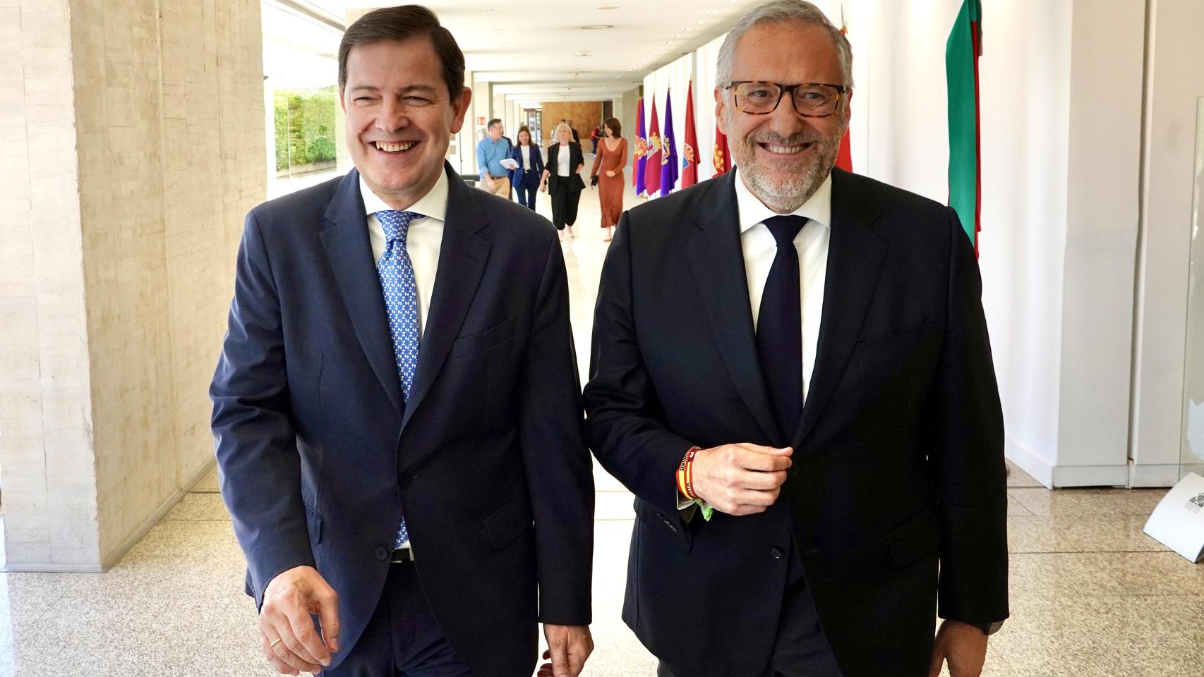 Mañueco y Pollán, esta mañana, tras firmar su acuerdo de Gobierno. 