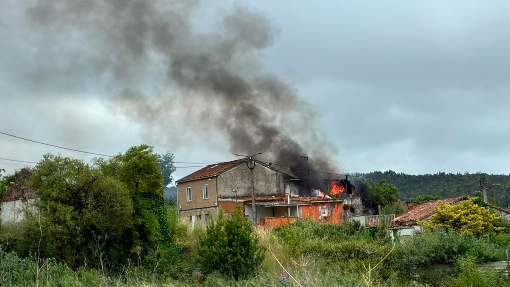 Incendio en una vivienda de Santiago de Compostela.