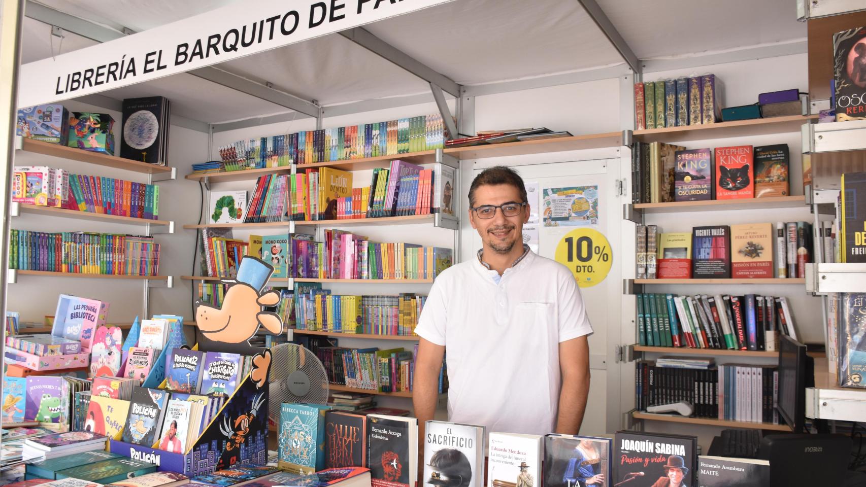 Roberto de Pablo, propietario de la librería El Barquito de Papel, en Santovenia de Pisuerga, en su puesto en la Feria del Libro de Valladolid