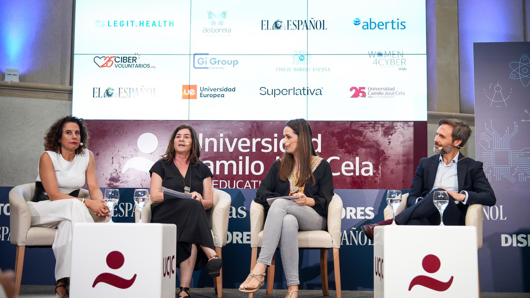 Lucía López, directora de Relaciones Institucionales de la Fundación ASTI; Mar Carpena, redactora de DISRUPTORES; Carla Ruiz, directora de Recursos Humanos de AstraZeneca España y Julio César González, head of Banking & Insurance de Gi Group Holding, durante la mesa redonda celebrada este 3 de junio.