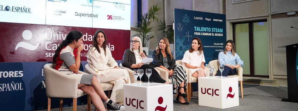 Todas las ponentes y la moderadora durante la mesa redonda.