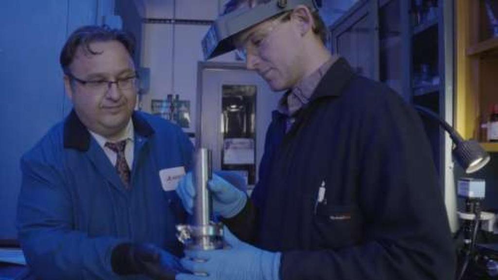 Dos integrantes del equipo de Aerospace NPPD