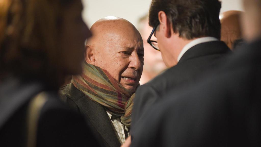 El presidente de la Generalitat, Salvador Illa (d), da el pésame al hermano de Isak, Nahman Andic (i), a su llegada a la capilla ardiente del fundador de Mango, Isak Andic, en el Tanatori Les Corts, a 15 de diciembre de 2024, en Barcelona.