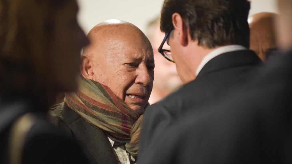 El presidente de la Generalitat, Salvador Illa (d), da el pésame al hermano de Isak, Nahman Andic (i), a su llegada a la capilla ardiente del fundador de Mango, Isak Andic, en el Tanatori Les Corts, a 15 de diciembre de 2024, en Barcelona.