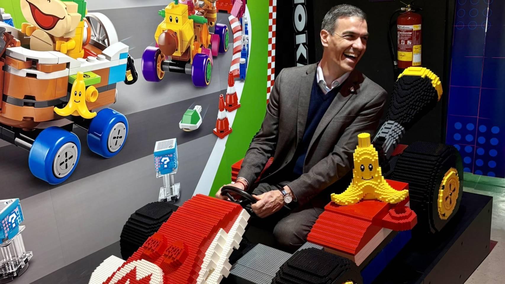 Pedro Sánchez subido a un kart de Mario Kart hecho con Lego.