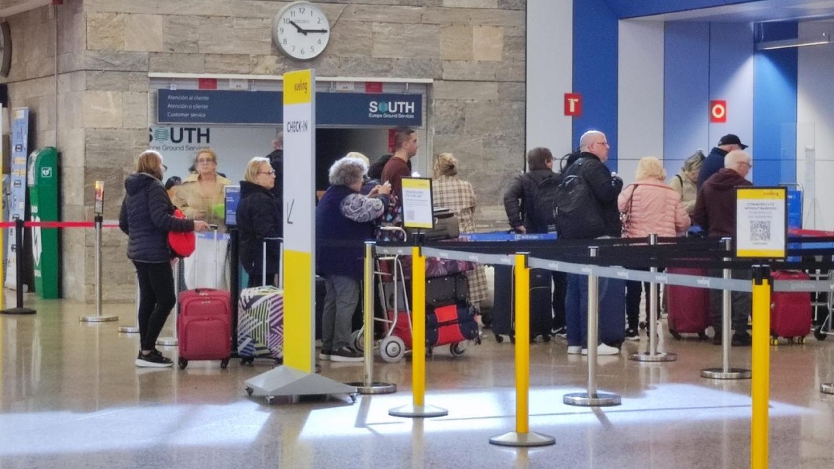 Pasajeros en la zona de facturación del aeropuerto de A Coruña.