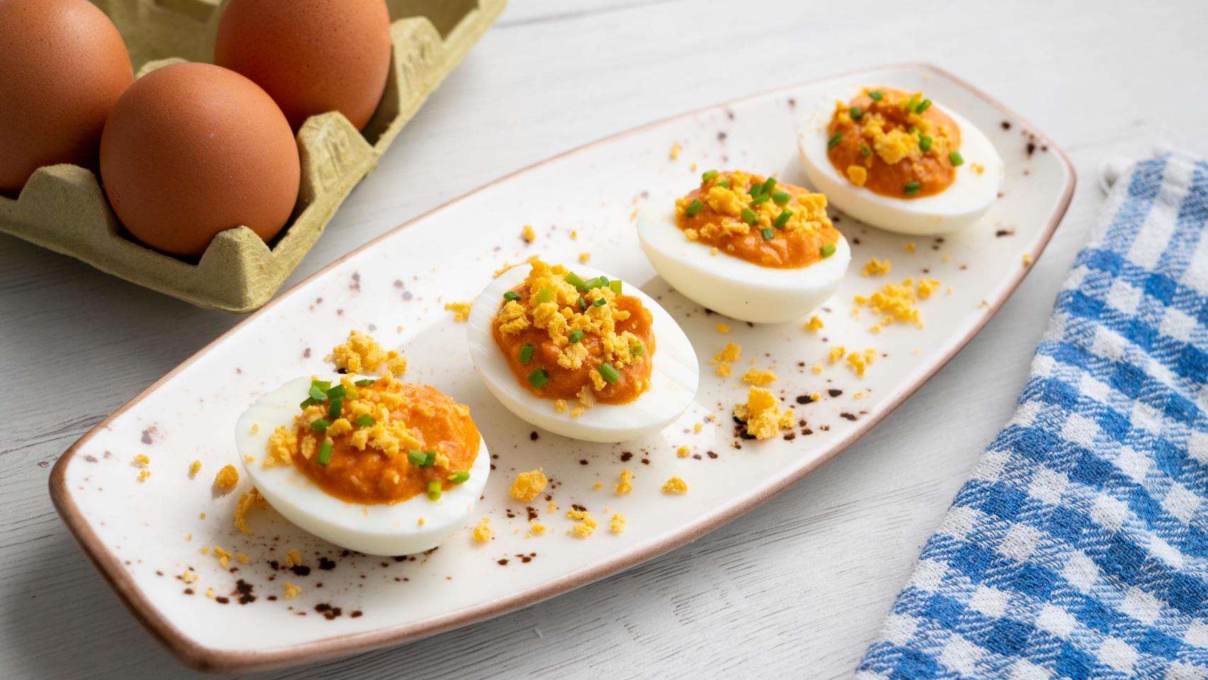 Huevos rellenos con atún y tomate