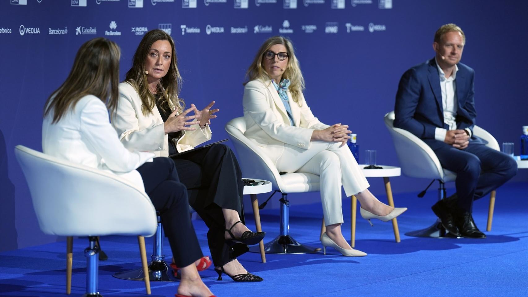 De izquierda a derecha: La presidenta de AstraZeneca España, Laura Colón, la ceo de Inbrain Neuroelectronics, Carolina Aguilar, y el ceo de Agomab Therapeutics, Tim Knotnerus, 