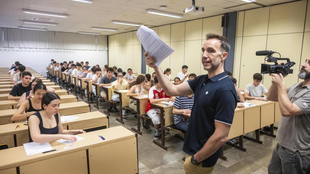 Un profesor, durante los exámenes de la PAU.