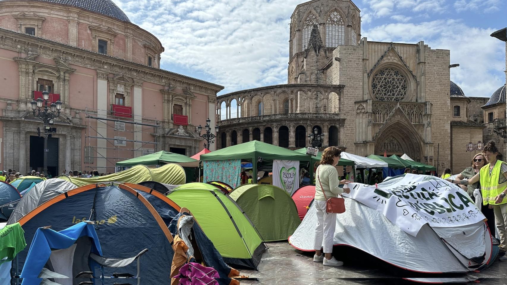 Acampada de profesores en la Plaza de la Virgen de Valencia. Marta Gozalbo
