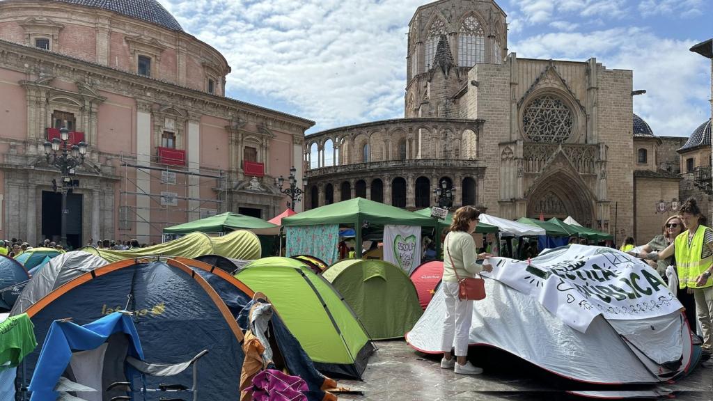 Acampada de profesores en la Plaza de la Virgen de Valencia. Marta Gozalbo