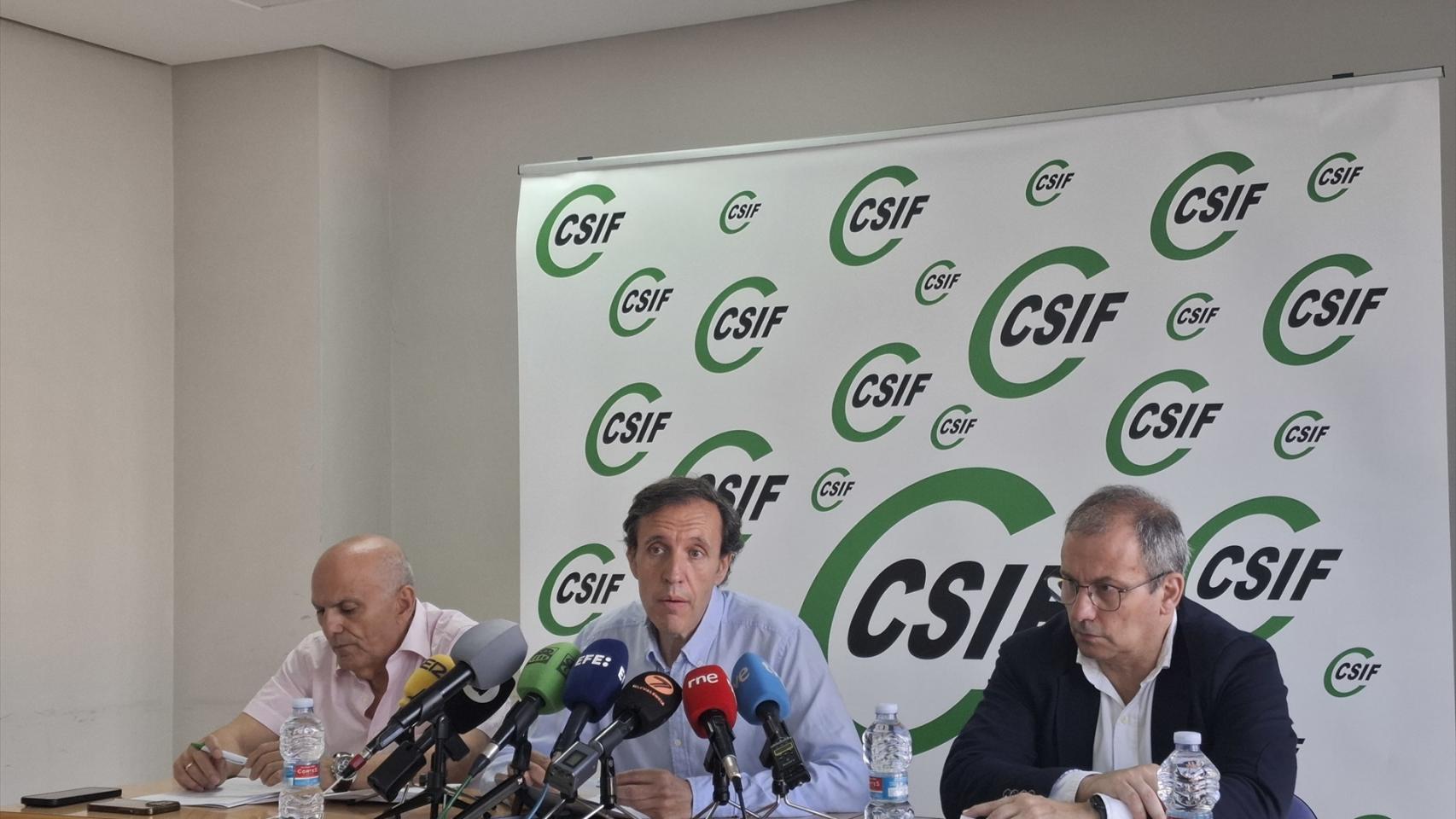 El presidente de CSIF en la Comunitat, Rafael Cantó, junto al responsable de Educación, José Seco, y el presidente nacional, Mario Gutiérrez. EP