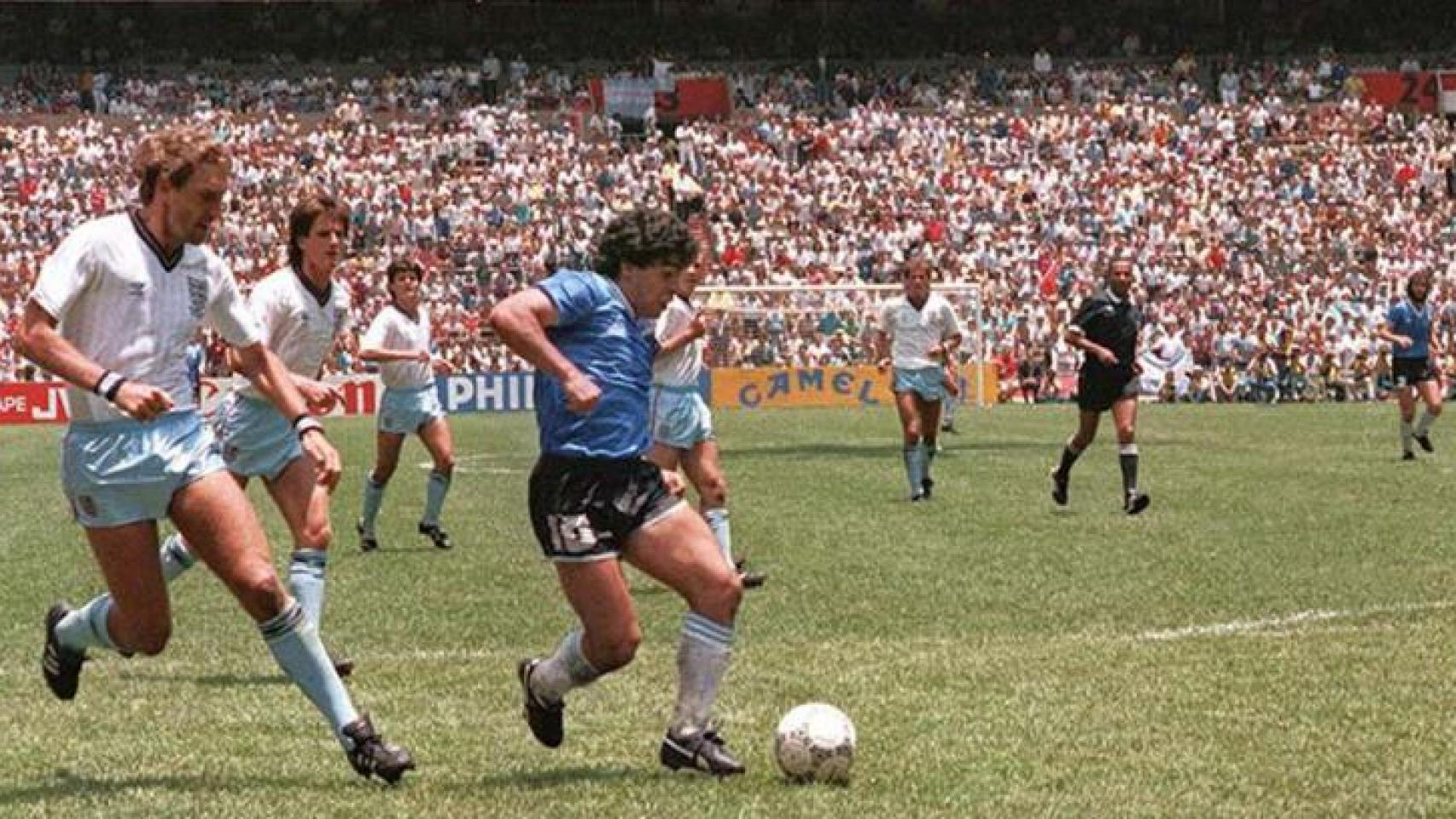 Maradona, a punto de marcar el mejor gol de la historia ante Inglaterra en el mundial de México 1986