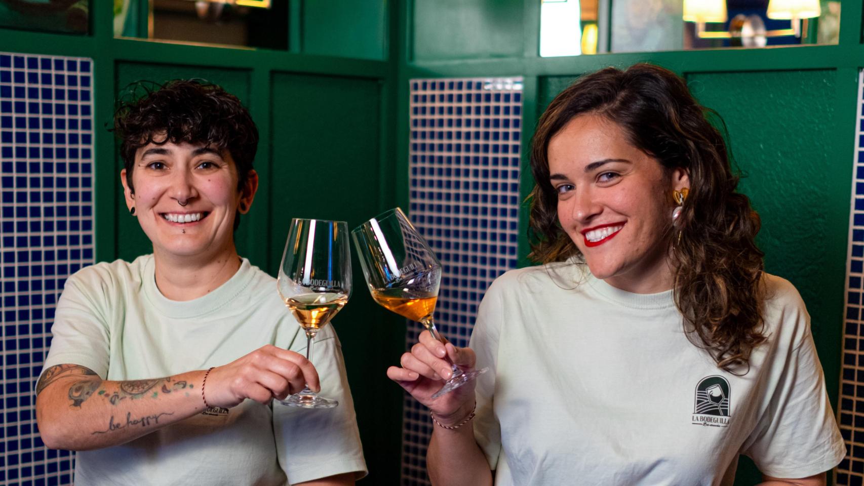 Jessica y Soledad brindando en su bar de pueblo en la provincia de Cuenca. 