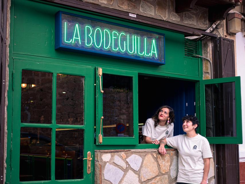 La pareja en la facha de su establecimiento hostelero en Motilla del Palancar (Cuenca), La Bodeguilla.