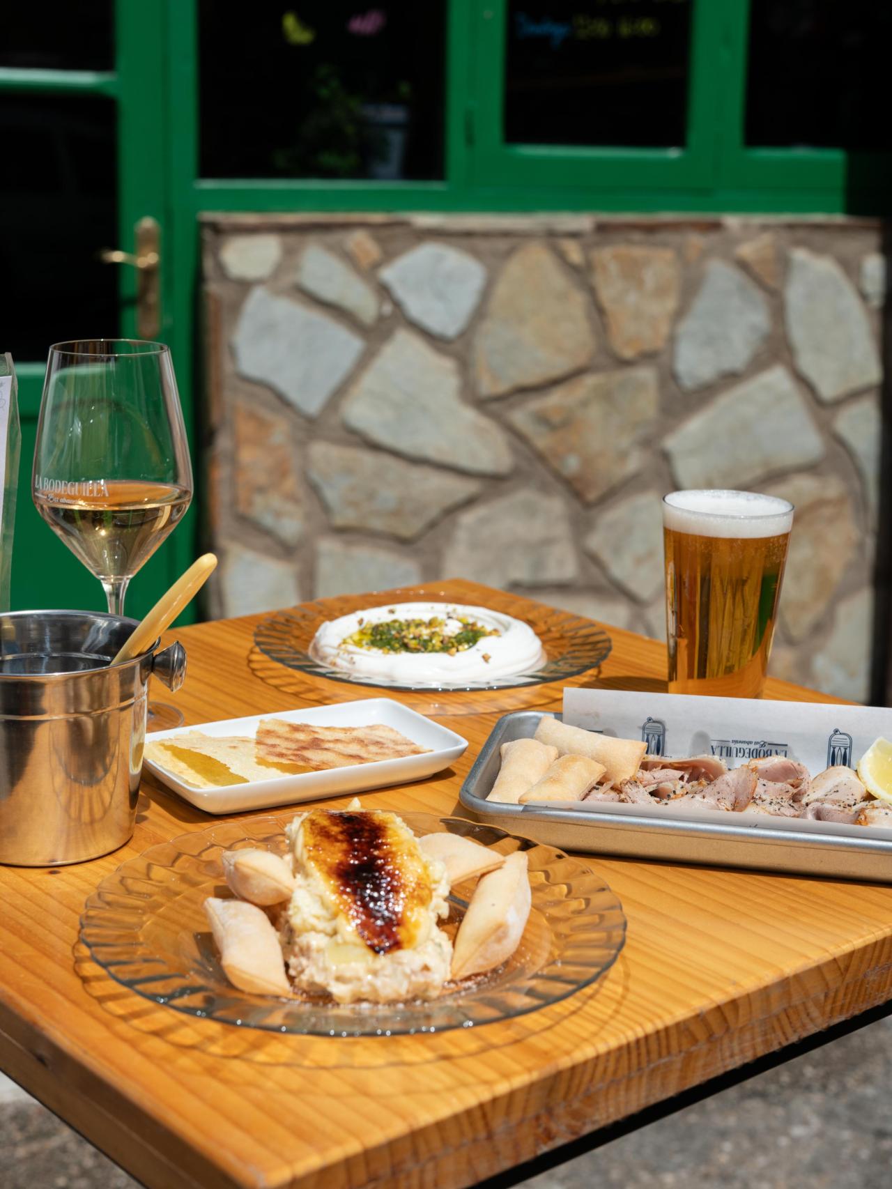 Algunas de las tapas que sirven.