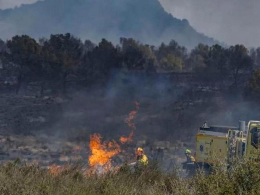 Una brigada forestal, este domingo, trabajando en la extinción del incendio en Sierra Espuña.