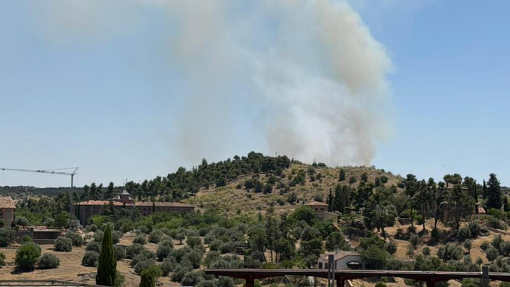 Imagen del fuego en los terrenos de la Academia de Infantería desde el Corralillo de San Miguel.
