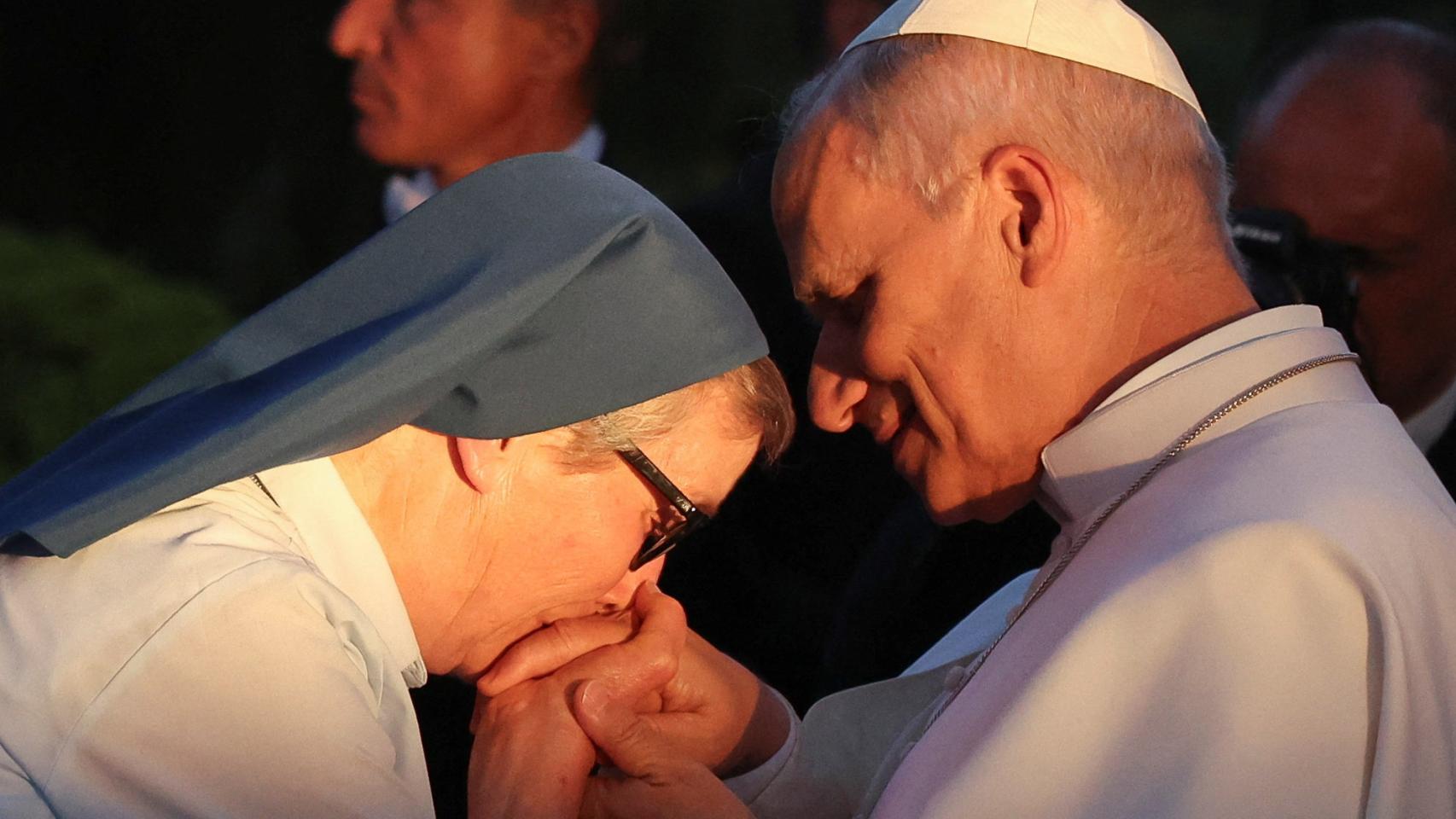 Una mujer besa la mano del Papa en el Vaticano. 