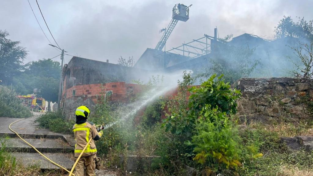 Incendio en una vivienda de Santiago de Compostela.