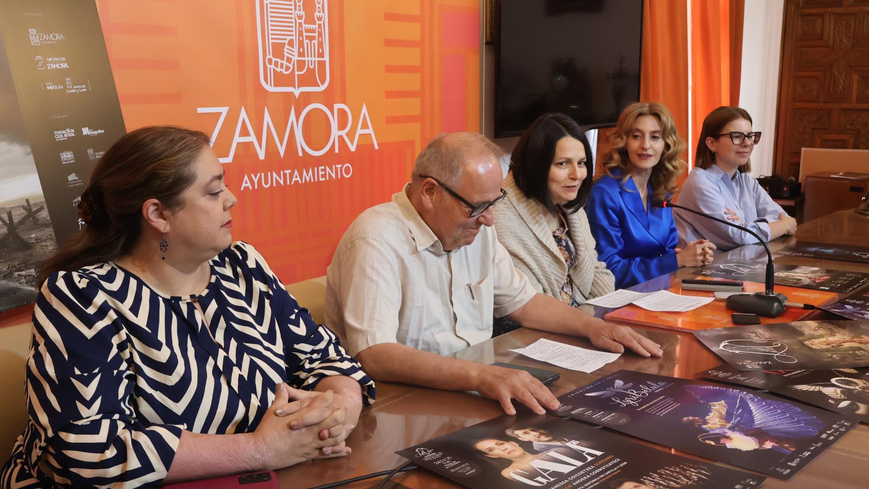 La concejala de Cultura, María Eugenia Cabezas, el edil de Turismo, Christoph Strieder; la viceconsejera de Cultura de la Junta de Castilla y León, Mar Sancho y Laura Huertos, de la Fundación Caja Rural de Zamora en la presentación Little Opera 2026.