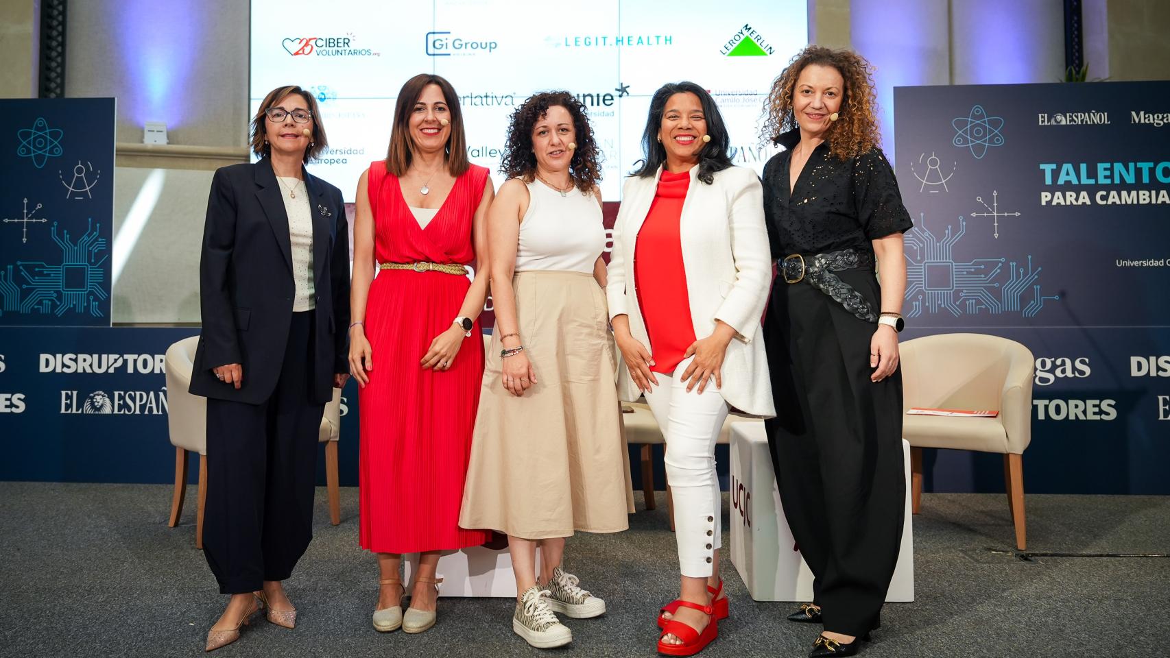 De izda. a dcha. Conxi Palmero (V-Valley); Lucía Flecha (Ferrovial); Noelia Hernández (Disruptores); Eduvigis Ortiz (Women4Cyber); y Mercedes Rojo (Cibervoluntarios).